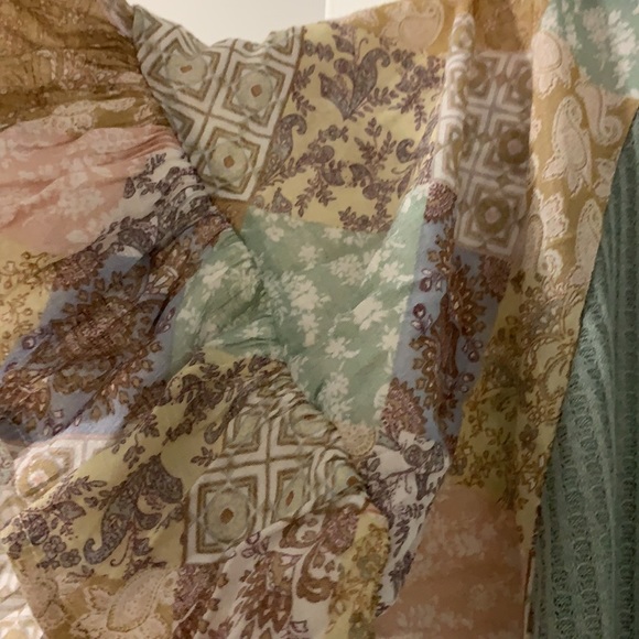 1 4 3 Story Top with Gorgeous Sleeves - Picture 2 of 3